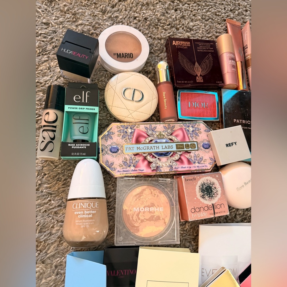 MAKEUP STASH - Picture 5 of 17